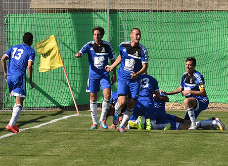 שחקני מגדל העמק חוגגים עם אופק מלול (ארנון לוי)