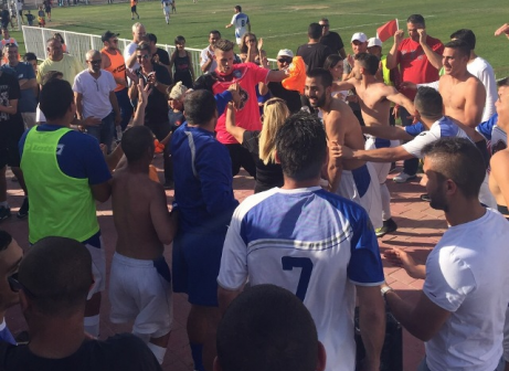 חוגגים ביציע. שחקני אילת לאחר הניצחון