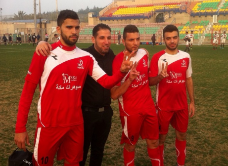 מכה קשה. מחאג'נה (שני מימין)