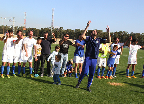 צחי אילוז ושחקנים בסיום (שלומי גבאי)