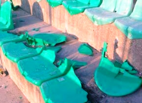 הכיסאות השבורים באצטדיון השלום (מוחמד מחמיד)