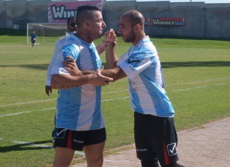 המצב עגום. פליקס חלפון במדי בת ים