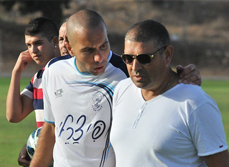 מאור סיסו (משמאל) יחד עם היו״ר זוהר יצחק (קובי פורטל)