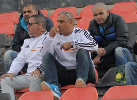 לא עושה חשבון. יחיא (במרכז. קובי רוזן)