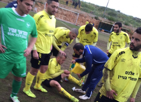 הכל בגלל תנאי המגרש. שחקן גבעת זאב מקבל טיפול (ג'אבר אבוסהיבן)