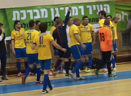 שחקני נחלת יצחק (צילום מסך)