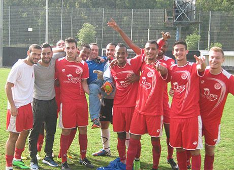 שחקני חדרה מאושרים אחרי הניצחון (שי חדד)