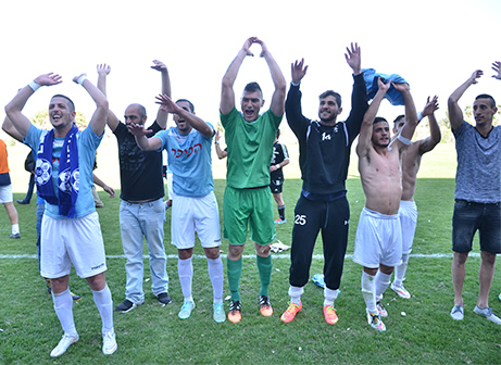 שחקני בית שאן חוגגים עם הקהל (ארנון לוי)