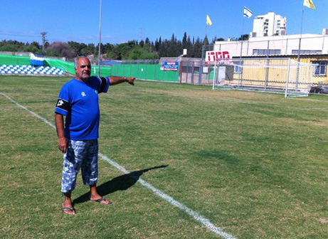 המגרש במגדל העמק. במרכז: דני דהן (יצחק סלומון)