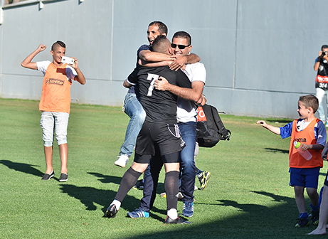 גרם להם לחייך (ארנון לוי)