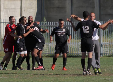 עוד עונה בליגה ב'. שחקני אור יהודה חוגגים (קובי רוזן)