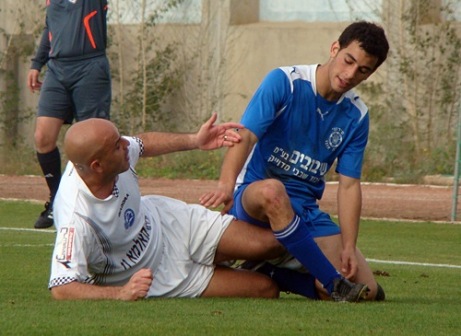זכרונות מפעם. יוסי אבוקסיס ונועם רבינוביץ' נאבקים בליגה ג ' (לירן דורף)