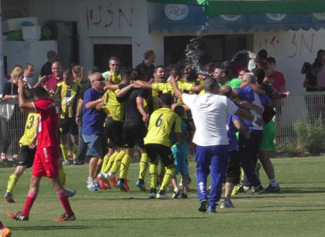 מחכים לנשר. בית