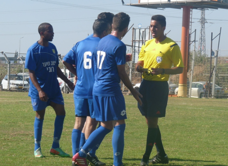 מחכים למשחק ההכרעה. שחקני בית דגן