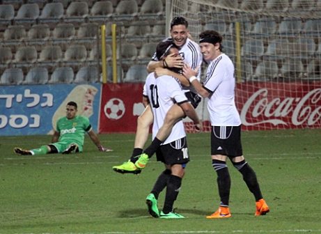 נשר חוגגת, אסף רז מתוסכל (לירן דורף)