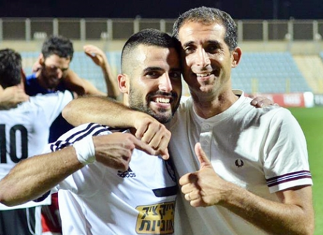 כובש שער הנצחון בן עשור(משמאל) חוגג עם שלומי פרץ 