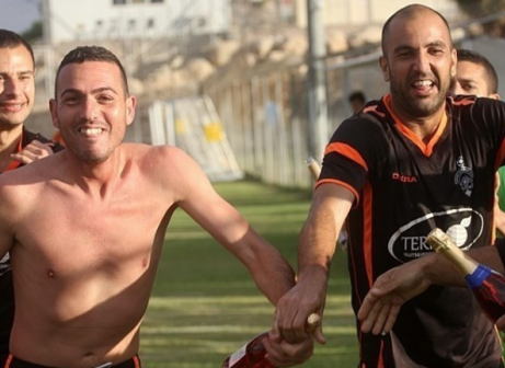 לא ישחקו בעונה הבאה בבקעה? שחקני הקבוצה חוגגים עלייה (לירן דורף)