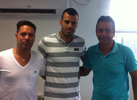 ניר נחום במעמד החתימה (באדיבות: אלון אליהו אתר האוהדים של הפועל אשקלון)