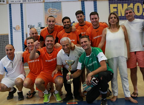 זכייה מוצדקת. שחקני ערוץ הספורט עם עזיז צרפי (אביב רומשקנו)