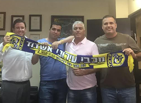 עייש במעמד החתימה יחד עם חברי ההנהלה