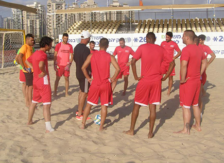 שחקני כרמיאל יחד עם המאמן אטלי (נתנאל הררי)