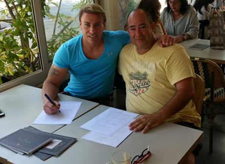 ליבוביץ' במעמד החתימה (פייסבוק עיר הפועלים)