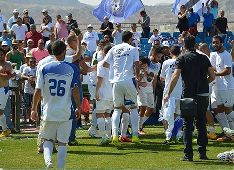 שחקני אילת חוגגים עלייה (פרנסיסקו דיסטסיו)