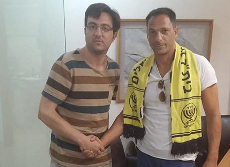 ברבש במעמד החתימה (דף הפייסבוק בית