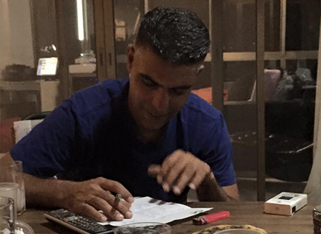 אבי דנן חותם על החוזה