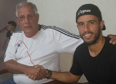 דיין יחד עם אסולין במעמד החתימה