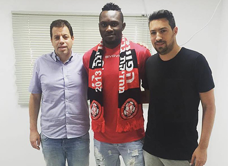 טוקורה במעמד החתימה