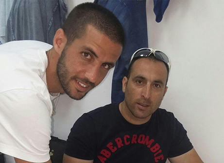 אופק מלול יחד עם תומר רחמים במעמד החתימה