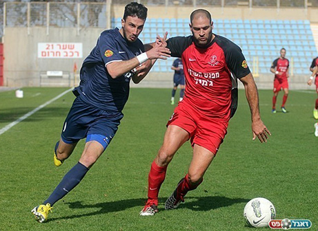 מי תזכה בשירותיו? וולק (באדום) (לירן דורף)