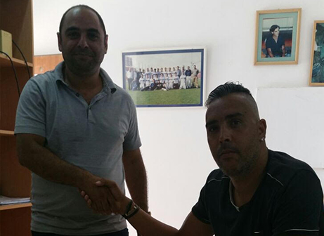 אבי עמוס במעמד החתימה