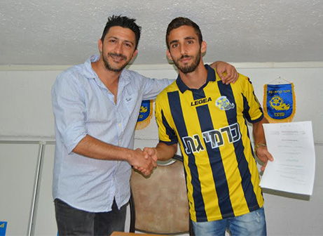 אוהד אדלשטיין במעמד החתימה