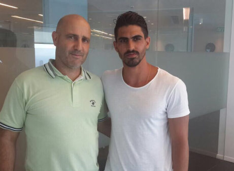 בן סימון במעמד החתימה