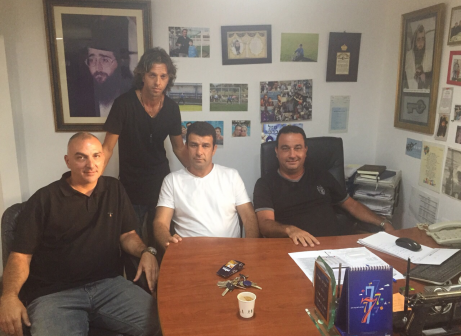 חסן יחד עם ראשי המועדון