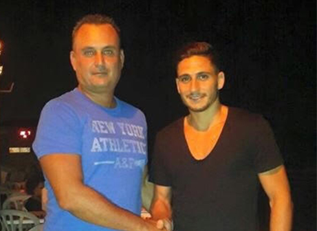 אלקנתי במעמד החתימה