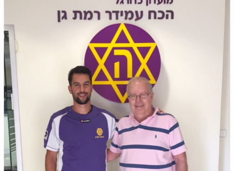 סובוף במעמד החתימה