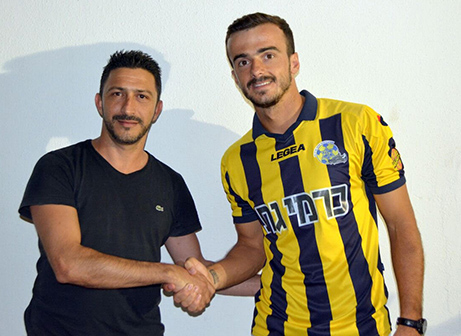 ריבאי במעמד החתימה (הפייסבוק של מכבי קרית גת)