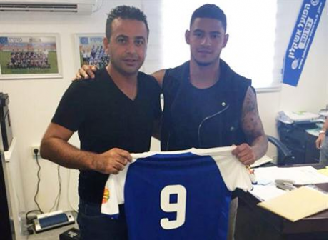 מריה במעמד החתימה (דף הפייסבוק הפועל אשקלון)