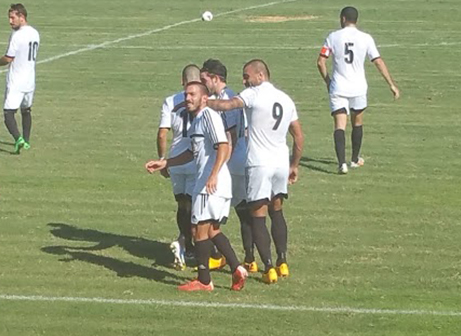 איש המשחק. בן שושן (במרכז) (אמיר שיבי)