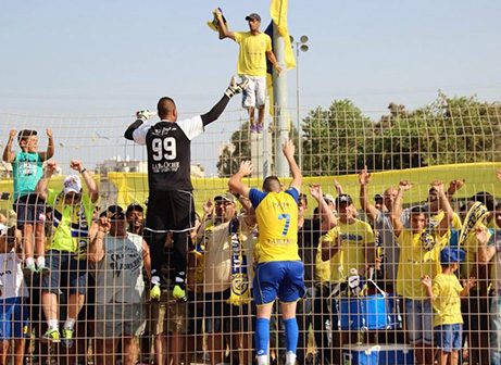 שחקני מכבי אשדוד חוגגים (מוטי קדוש)