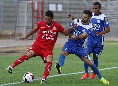 ברג'יק ונסרלאדין במאבק על הכדור (עודד חסין)