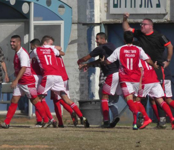 שחקני אזור חוגגים (שקד מורג)