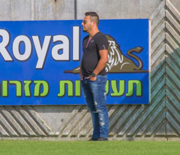 מאמן נס ציונה. אוהד בוזגלו (רפי נחמיאס)