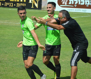 שחקני עמישב יחד עם דורון ממן (פרנסיסקו דיסטסיו)