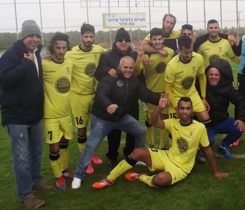 שחקני כפר סבא בסיום המשחק (דני מלניצקי - עיתון 