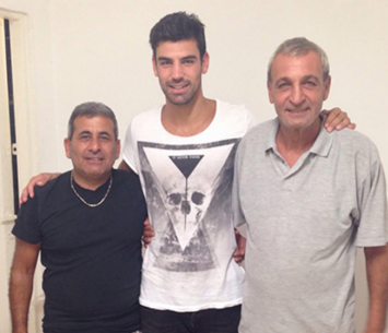 היו זמנים טובים יותר. נחמני במעמד החתימה בהוד השרון