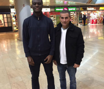 דורון גלנט מקבל את פניו בשדה התעופה (דף פייסבוק הפועל פ